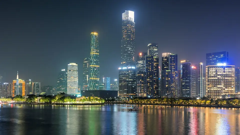 Nočná panoráma Guangzhou pri Perlovej rieke