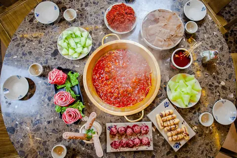 Sichuanský hotpot pripravený na spoločné stolovanie