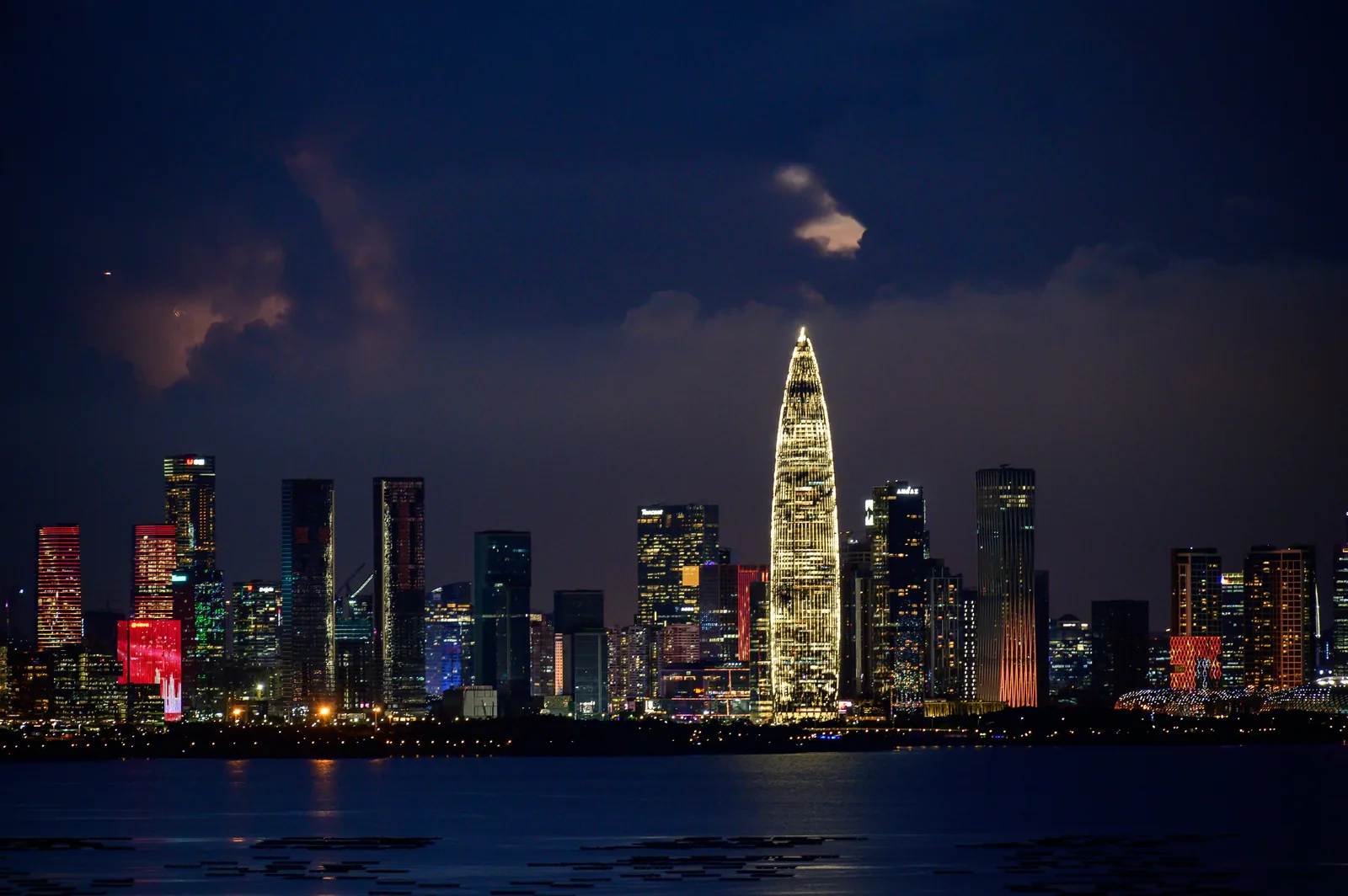 Panoráma Shenzhenu v noci